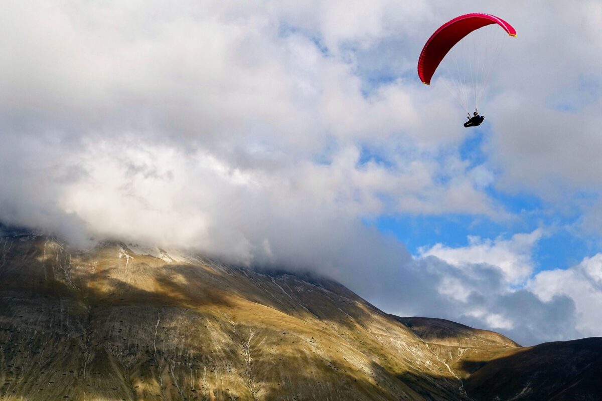 Gleitschirmreise Castelluccio Flug vor Wolken