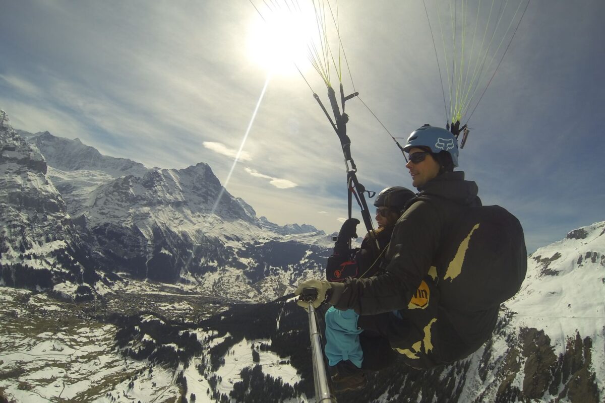 Airzone Tandemflug Selfie von hinten Berglandschaft Winter