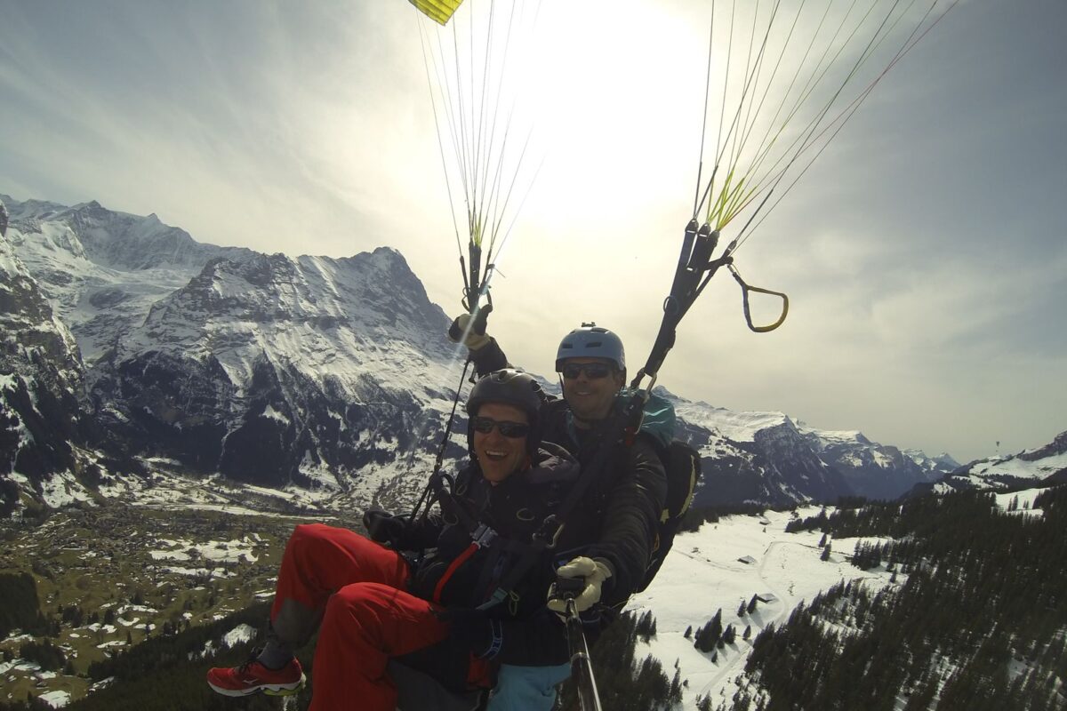 Airzone Tandemflug Selfie vor Winterlandschaft