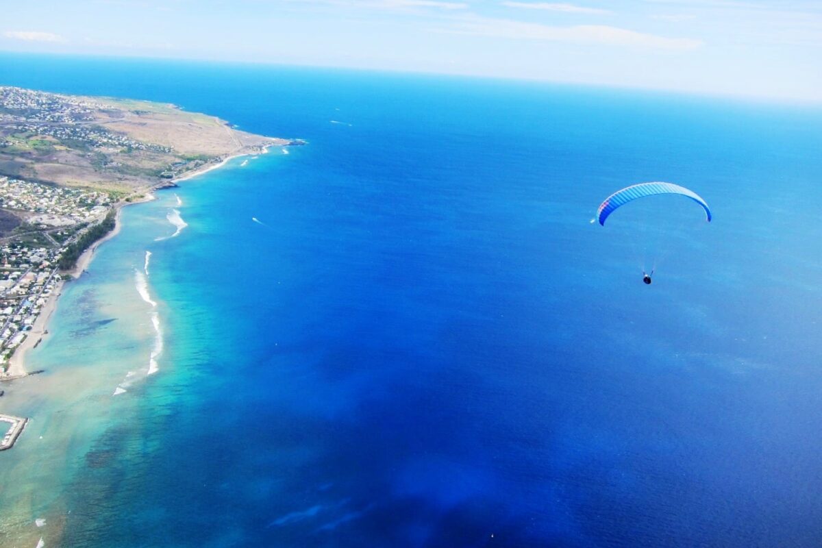Gleitschirmreise La Reunion Flug über Meer