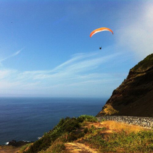 Airzone Gleitschirmreise Paraglider von vorne über Fereira
