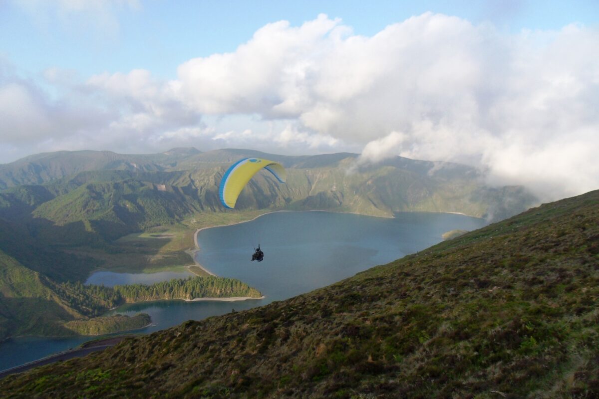 Gleitschirmfliegen über See auf den Azoren