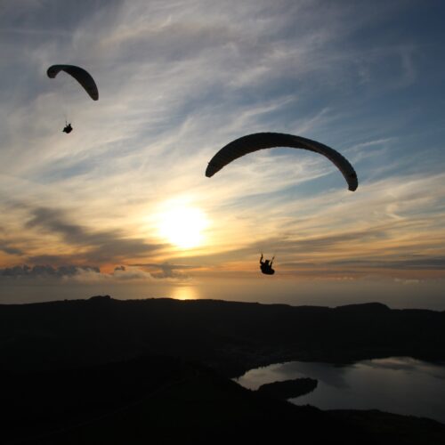Gleitschirmflugreise fliegen im Abendrot auf den Azoren