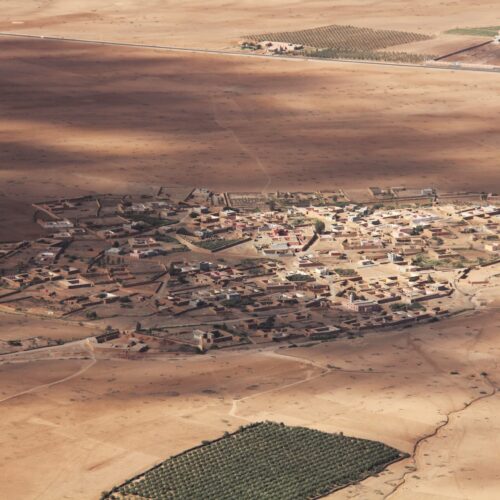 Flugreise Airzone Marokko Dorf in Wüstenlandschaft