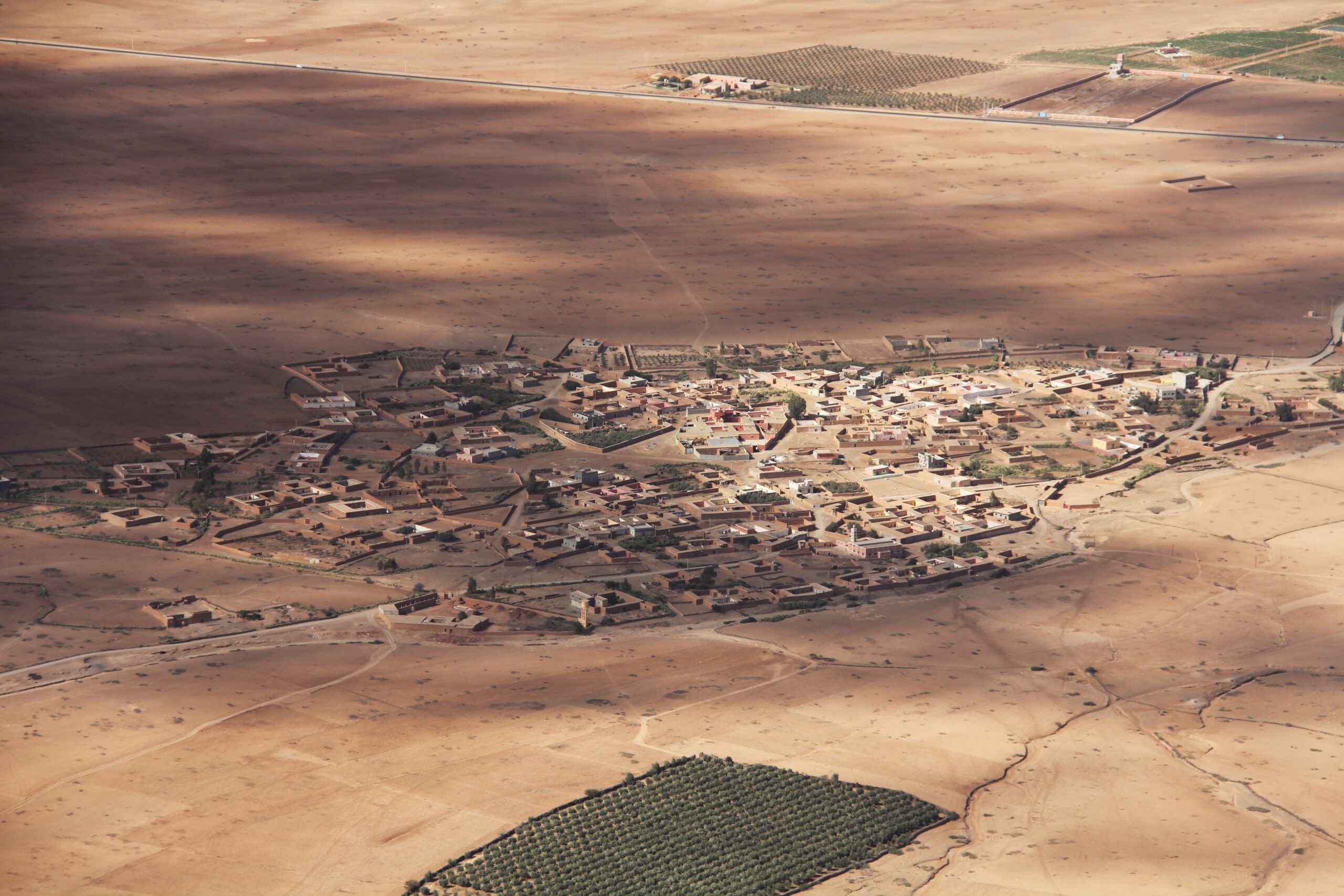 Flugreise Airzone Marokko Dorf in Wüstenlandschaft